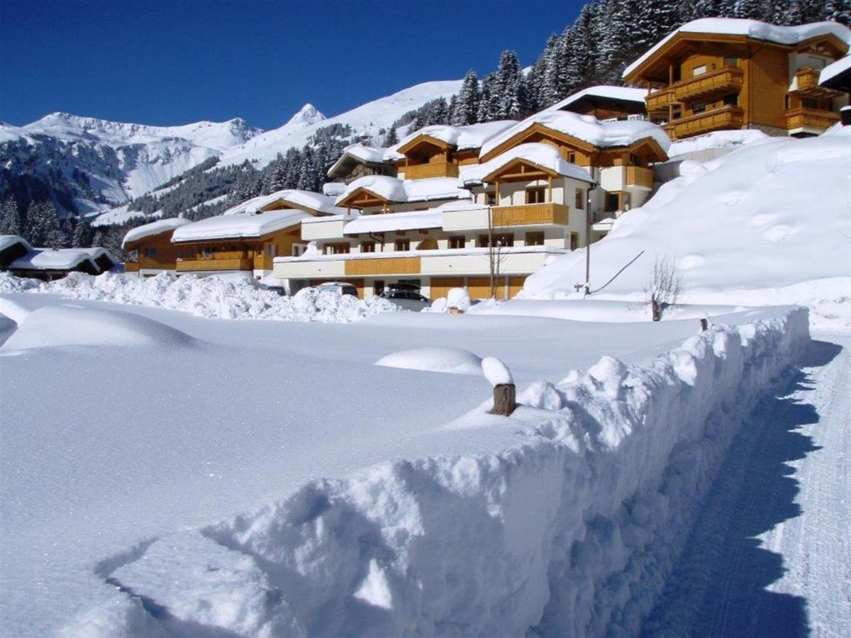 Large Chalet Apartment In Saalbach Hinterglemm Extérieur photo